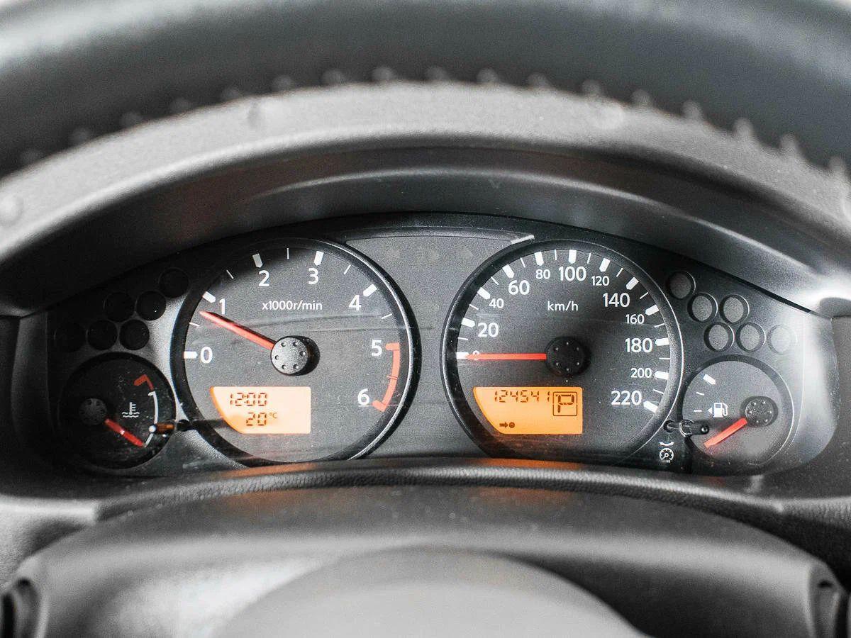 Nissan Navara (Frontier) 2010, серебряный