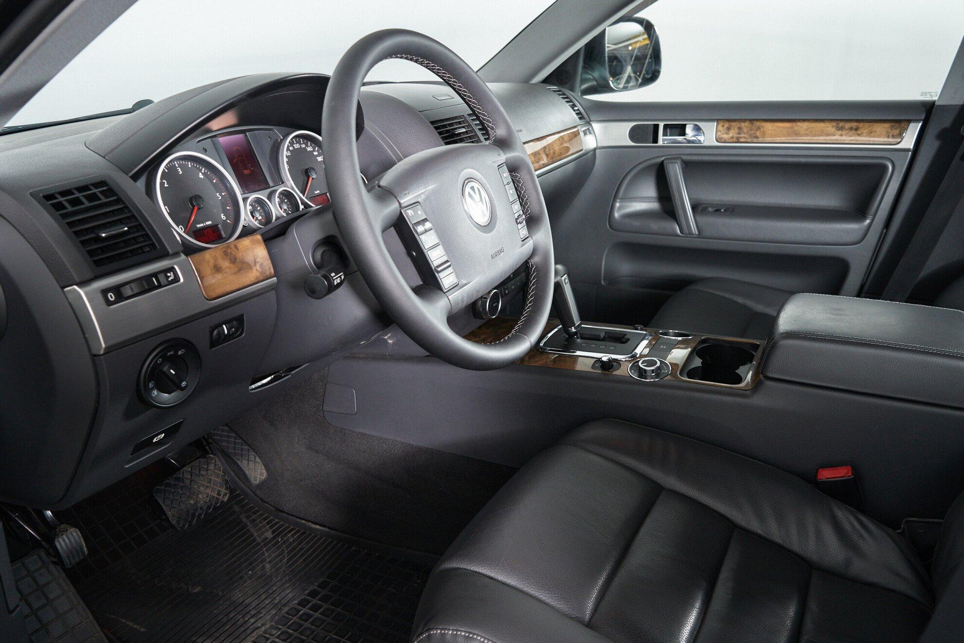 Volkswagen Touareg 2008, черный