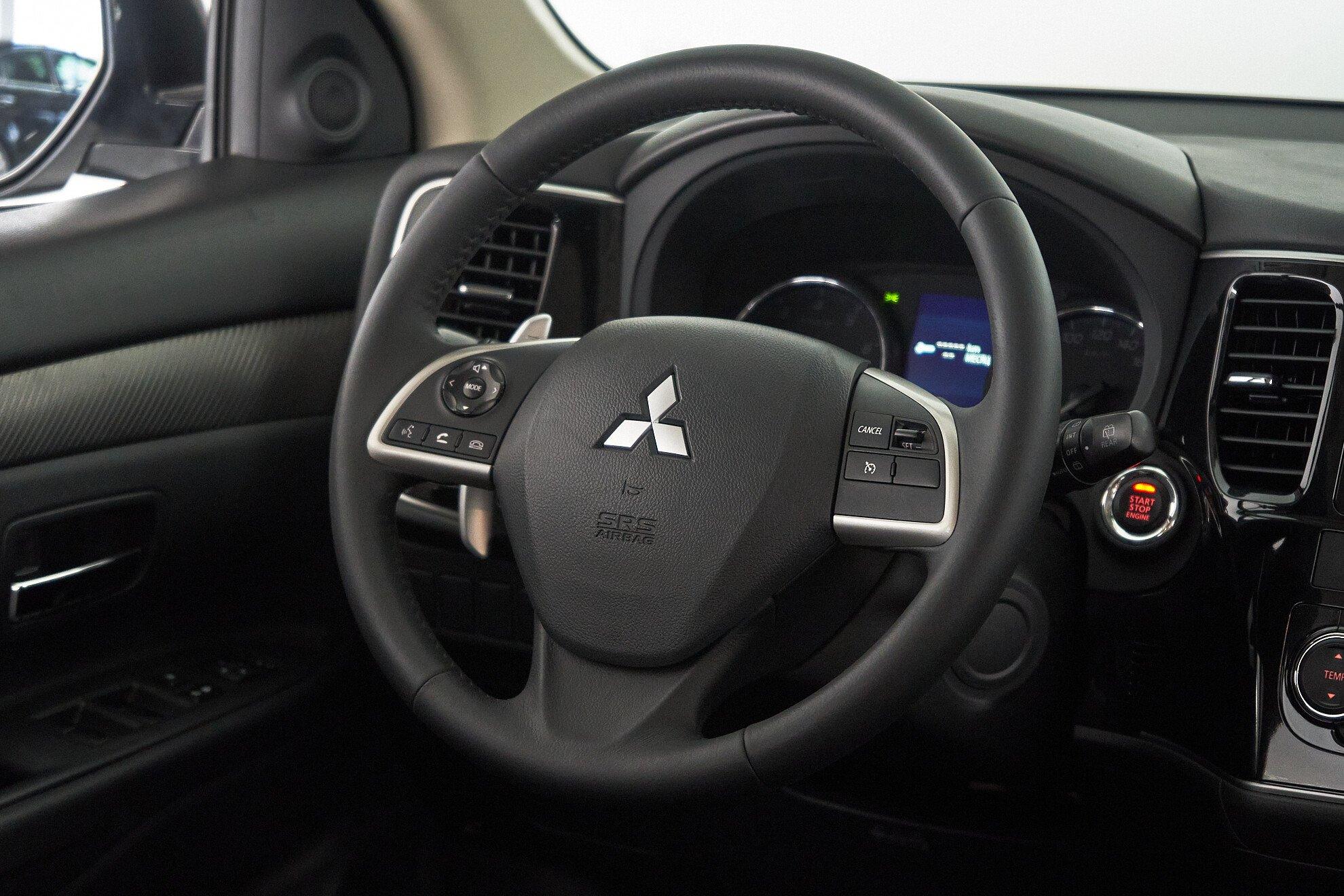 Mitsubishi Outlander 2013, белый