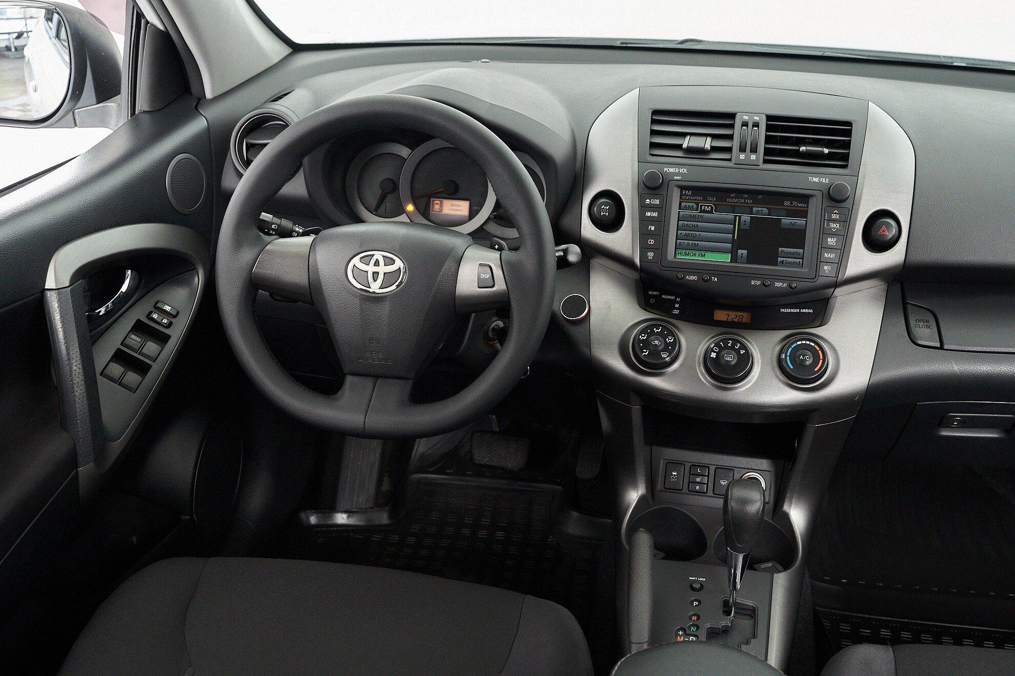 Toyota RAV4 2012, белый