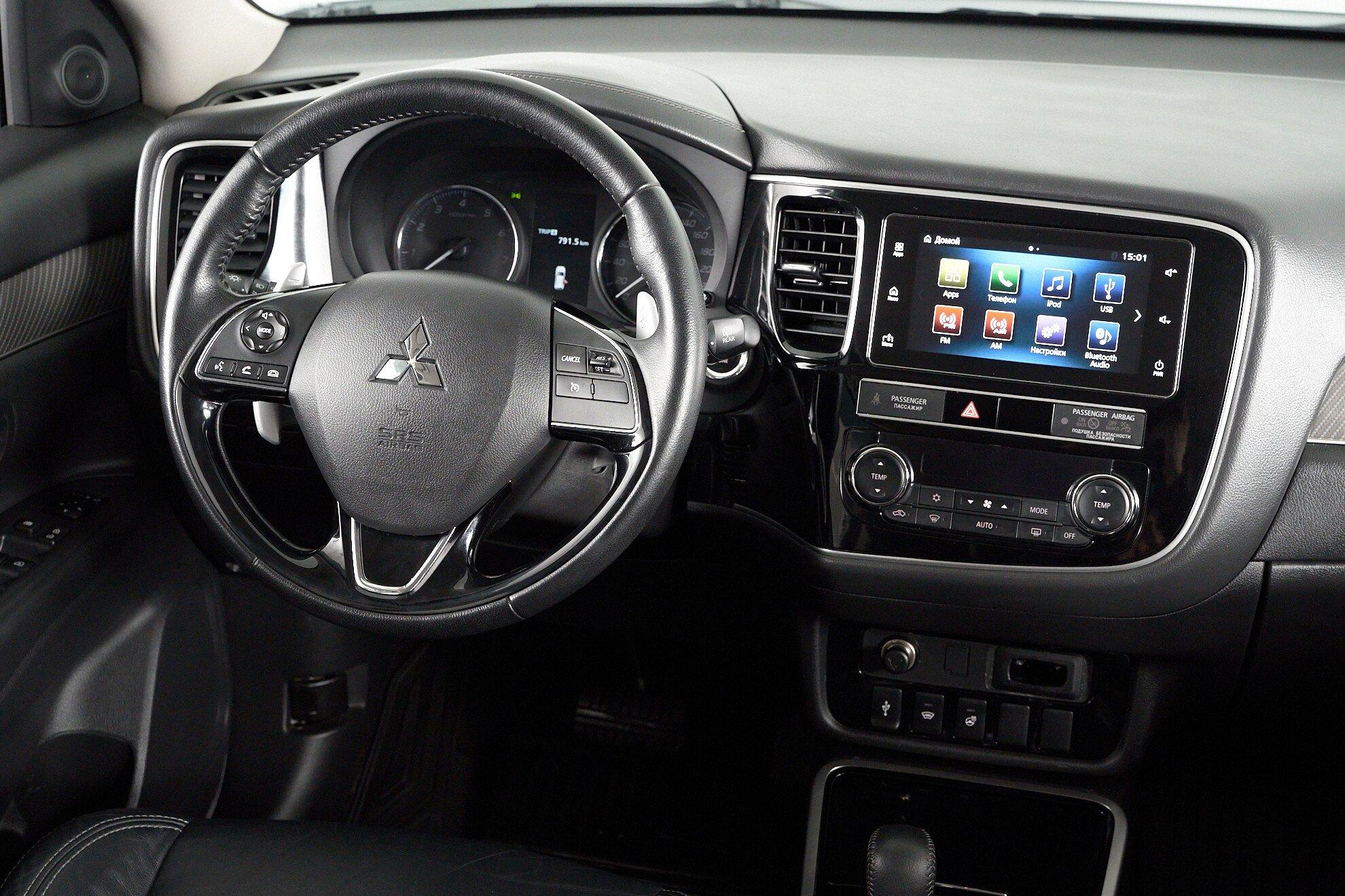 Mitsubishi Outlander 2019, белый
