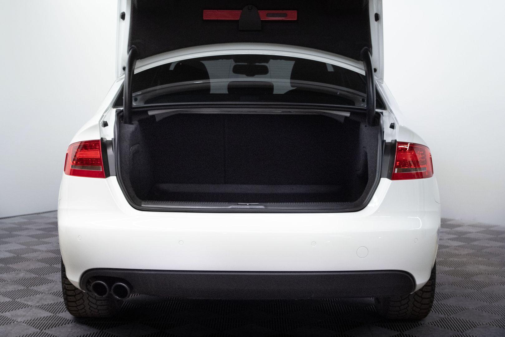 Audi A4 2011, белый
