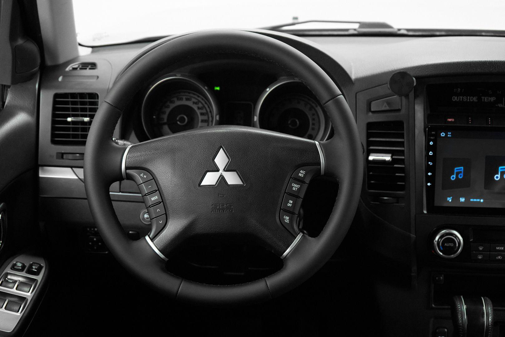 Mitsubishi Pajero 2011, серебряный