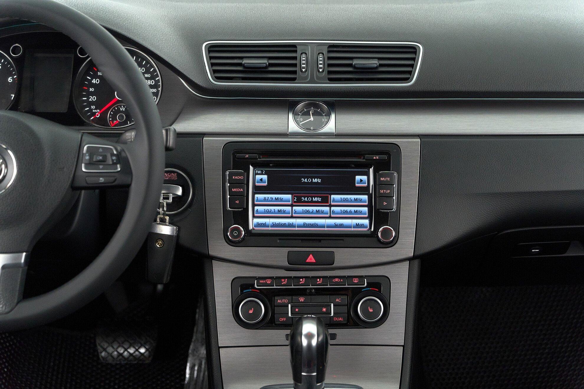 Volkswagen Passat 2011, черный