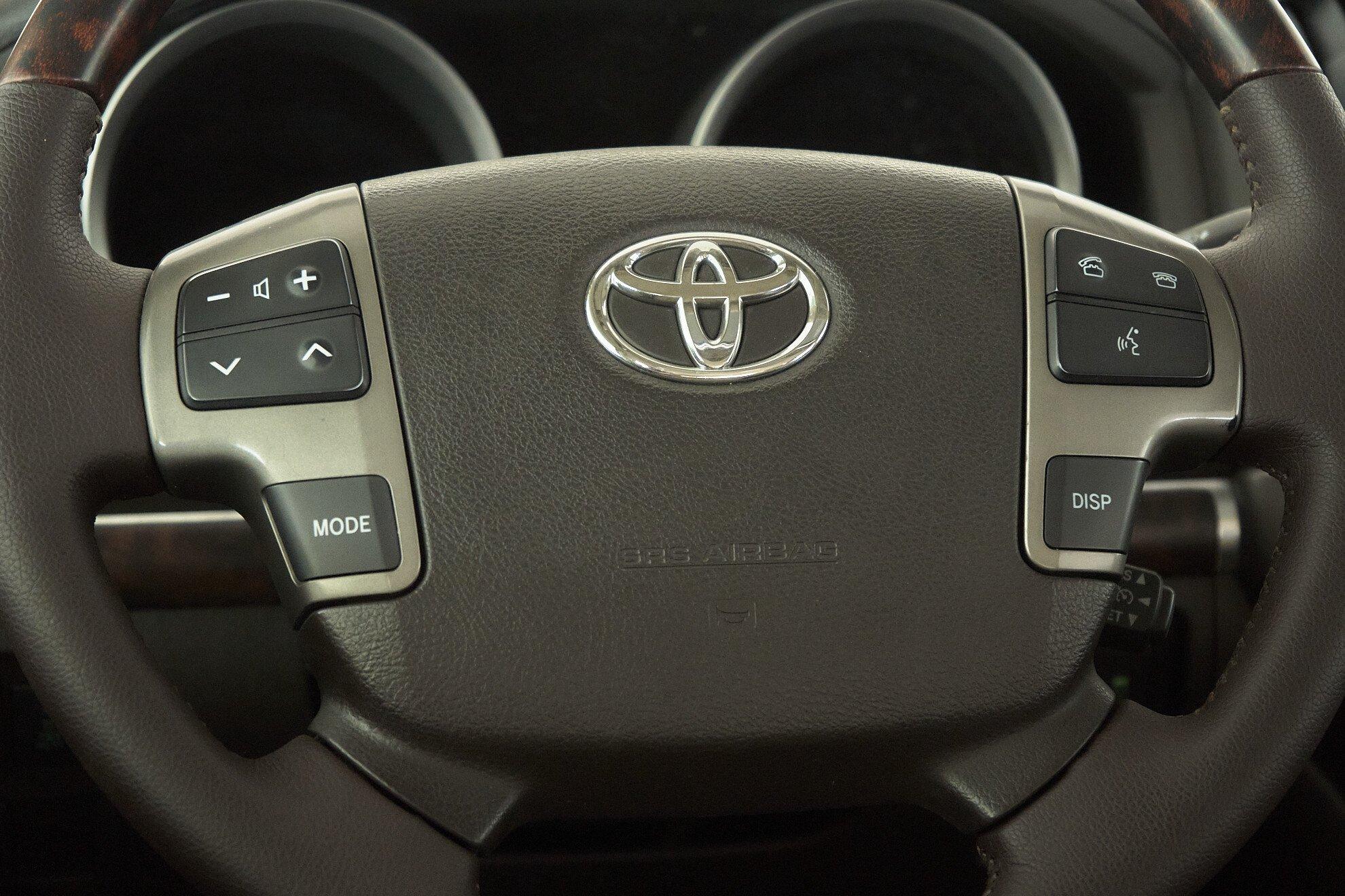 Toyota Land Cruiser 2010, черный