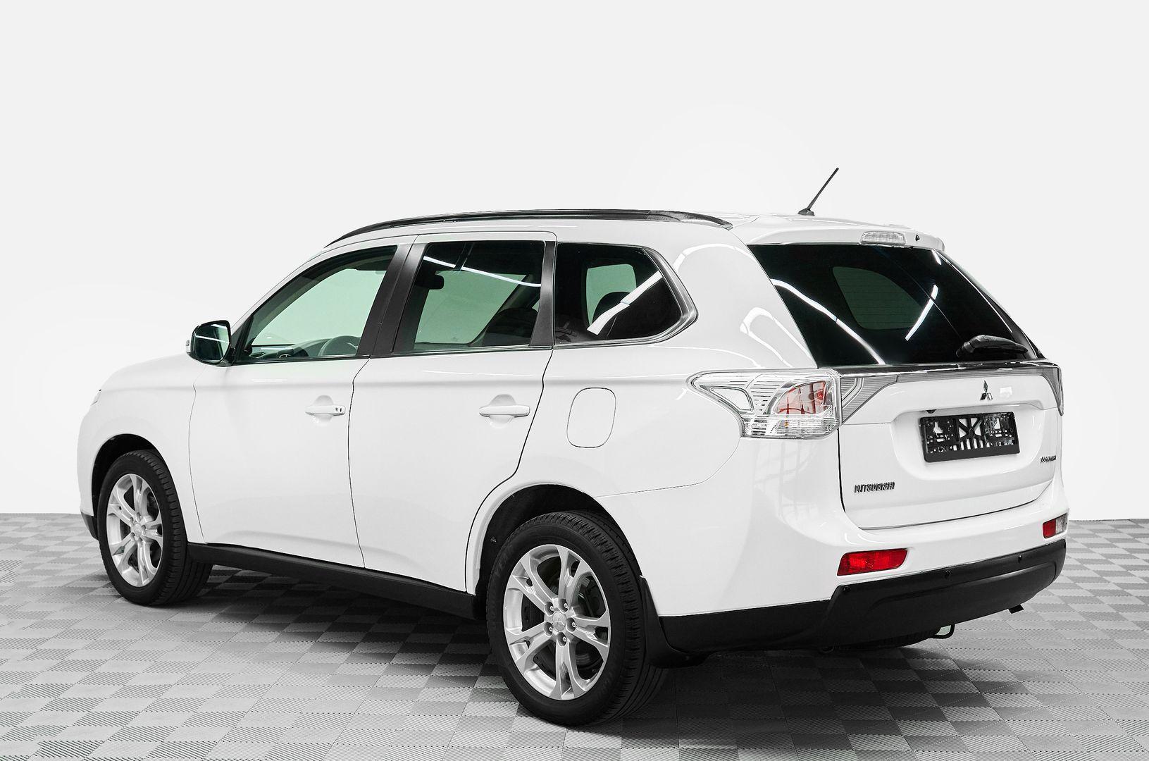 Mitsubishi Outlander 2013, белый