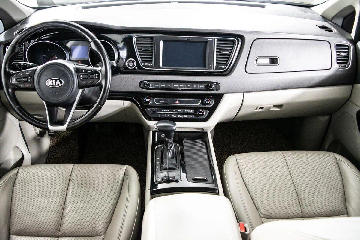 Kia Carnival 2015, черный