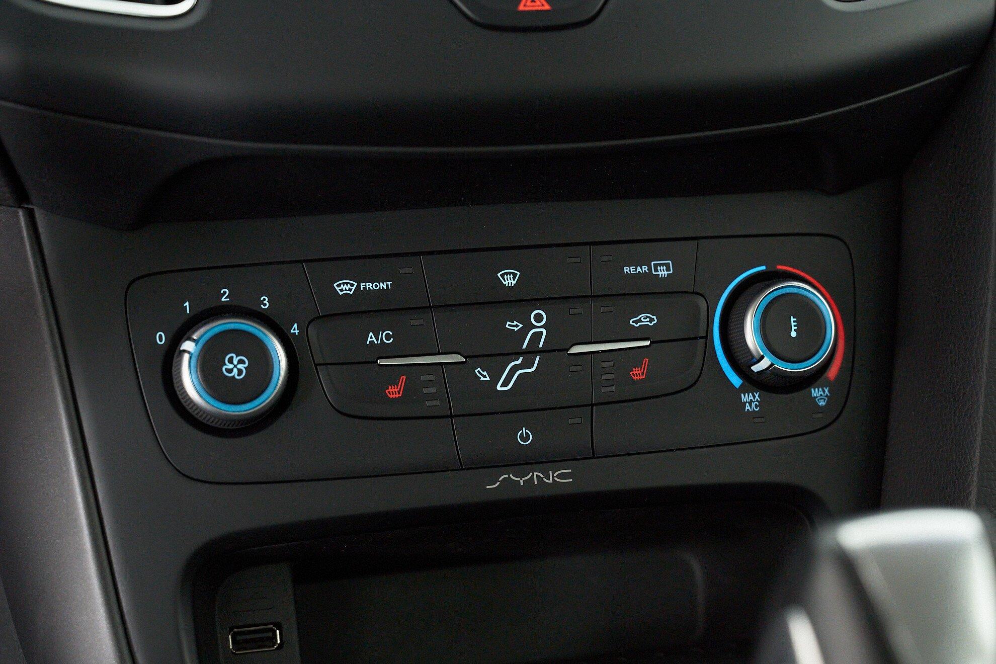 Ford Focus 2016, белый