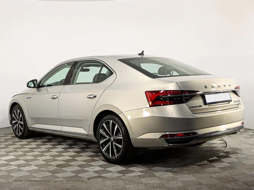 Skoda Superb 2023, серый
