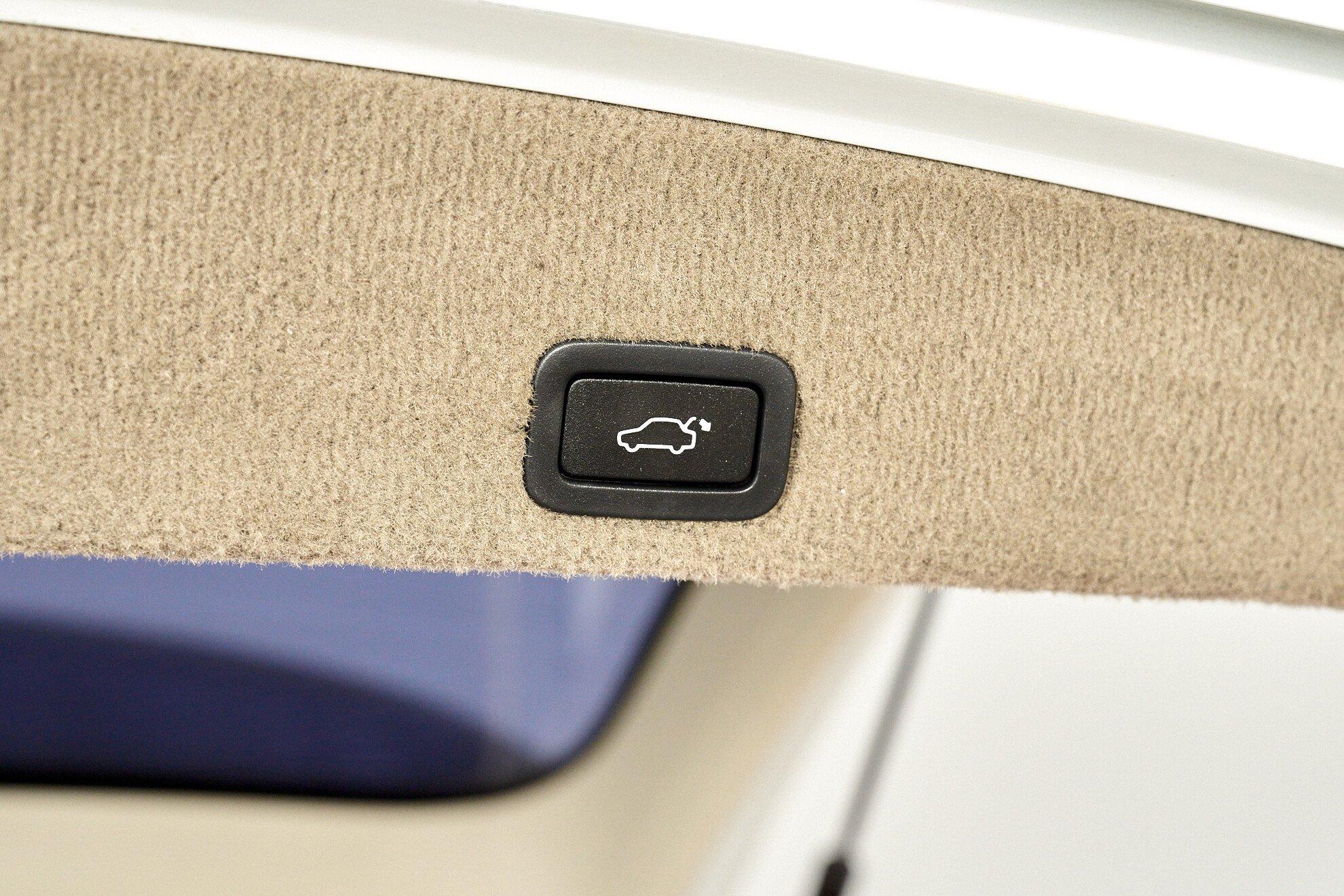 Volvo XC60 2011, белый
