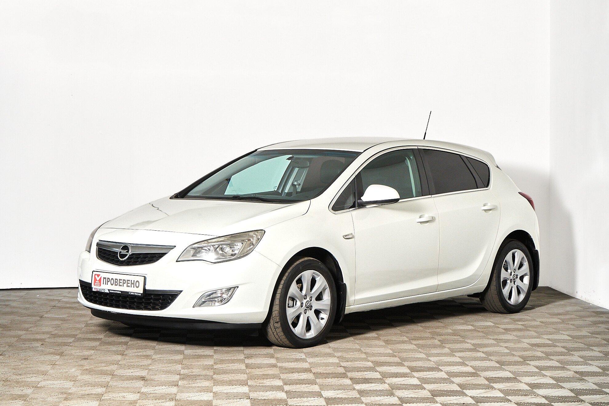 Opel Astra 2012, белый