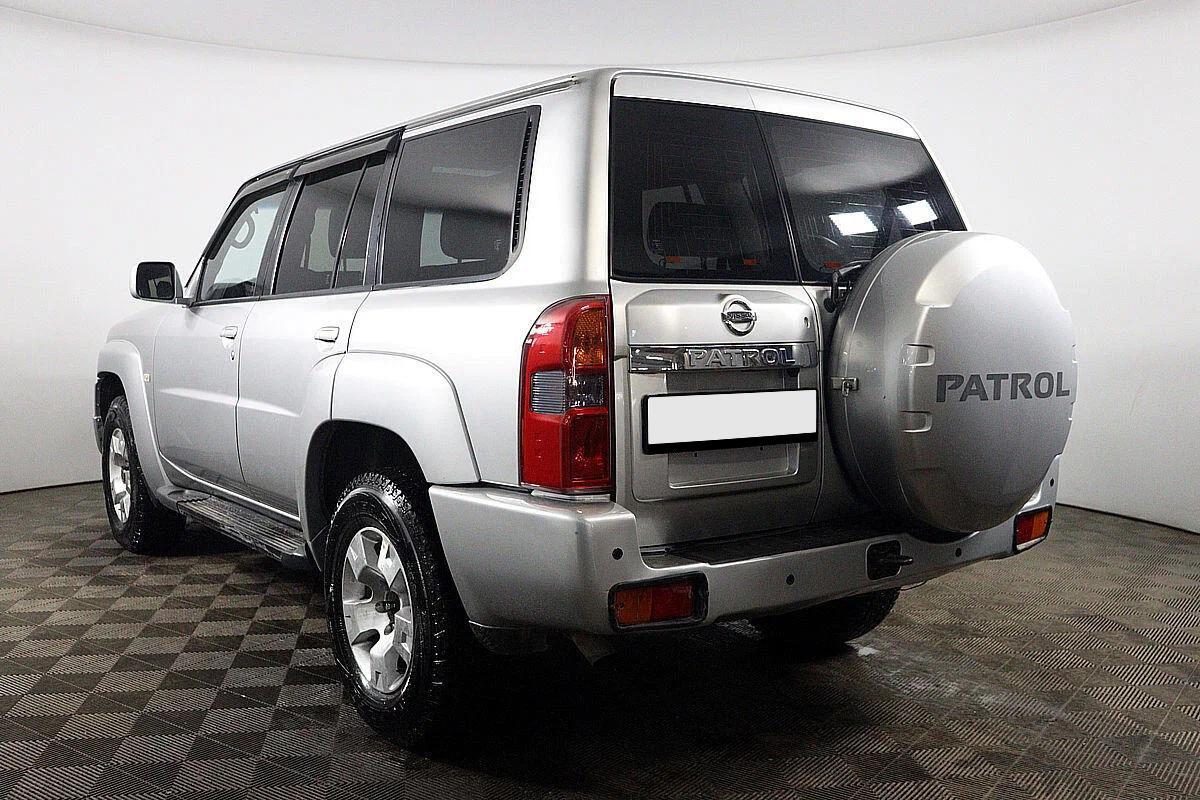 Nissan Patrol 2009, серебряный