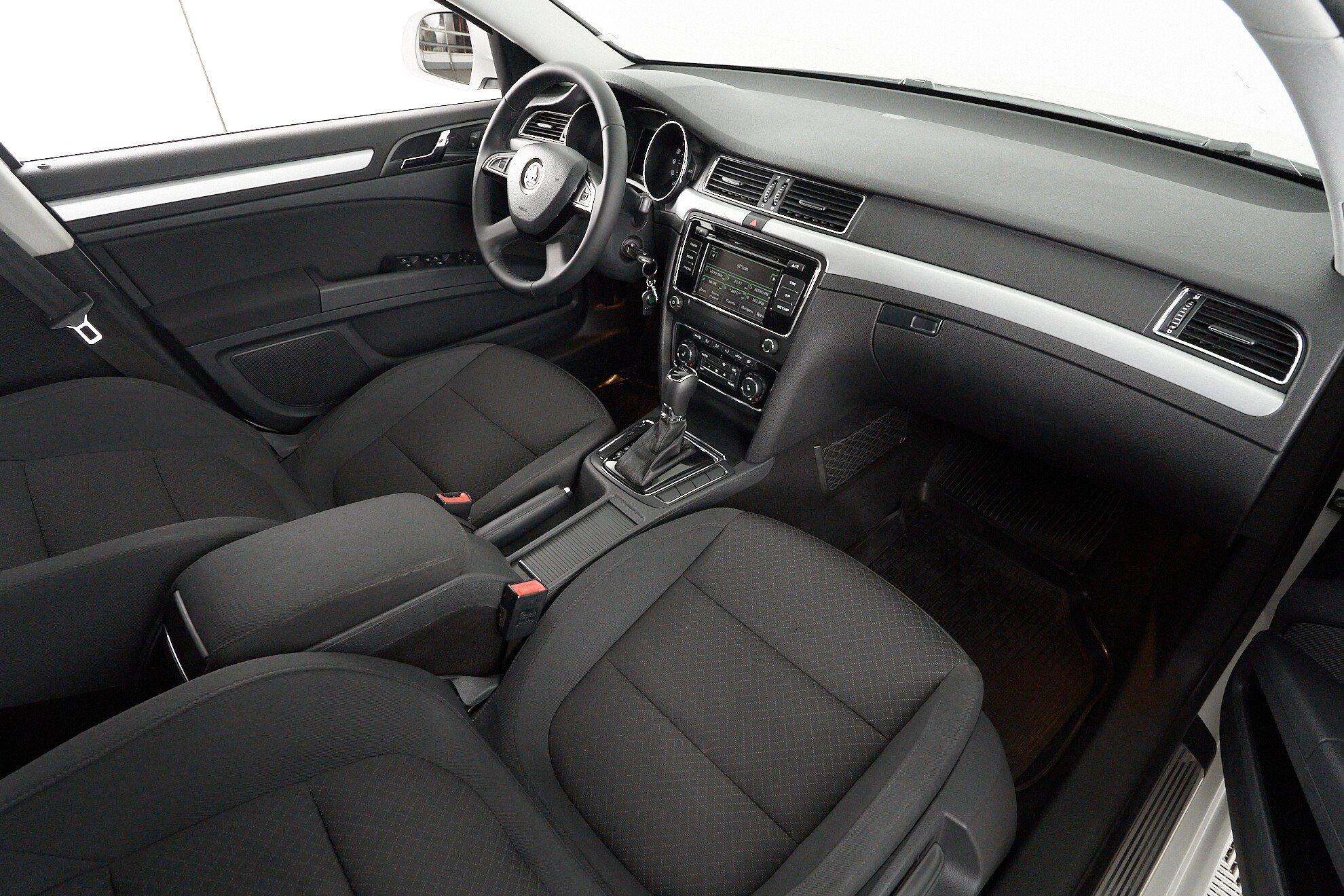 Skoda Superb 2013, белый