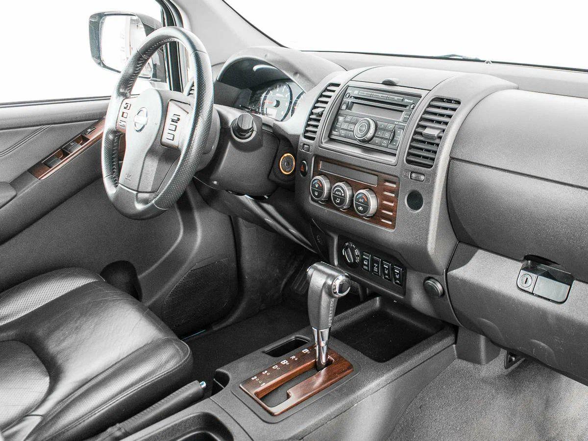 Nissan Navara (Frontier) 2010, серебряный