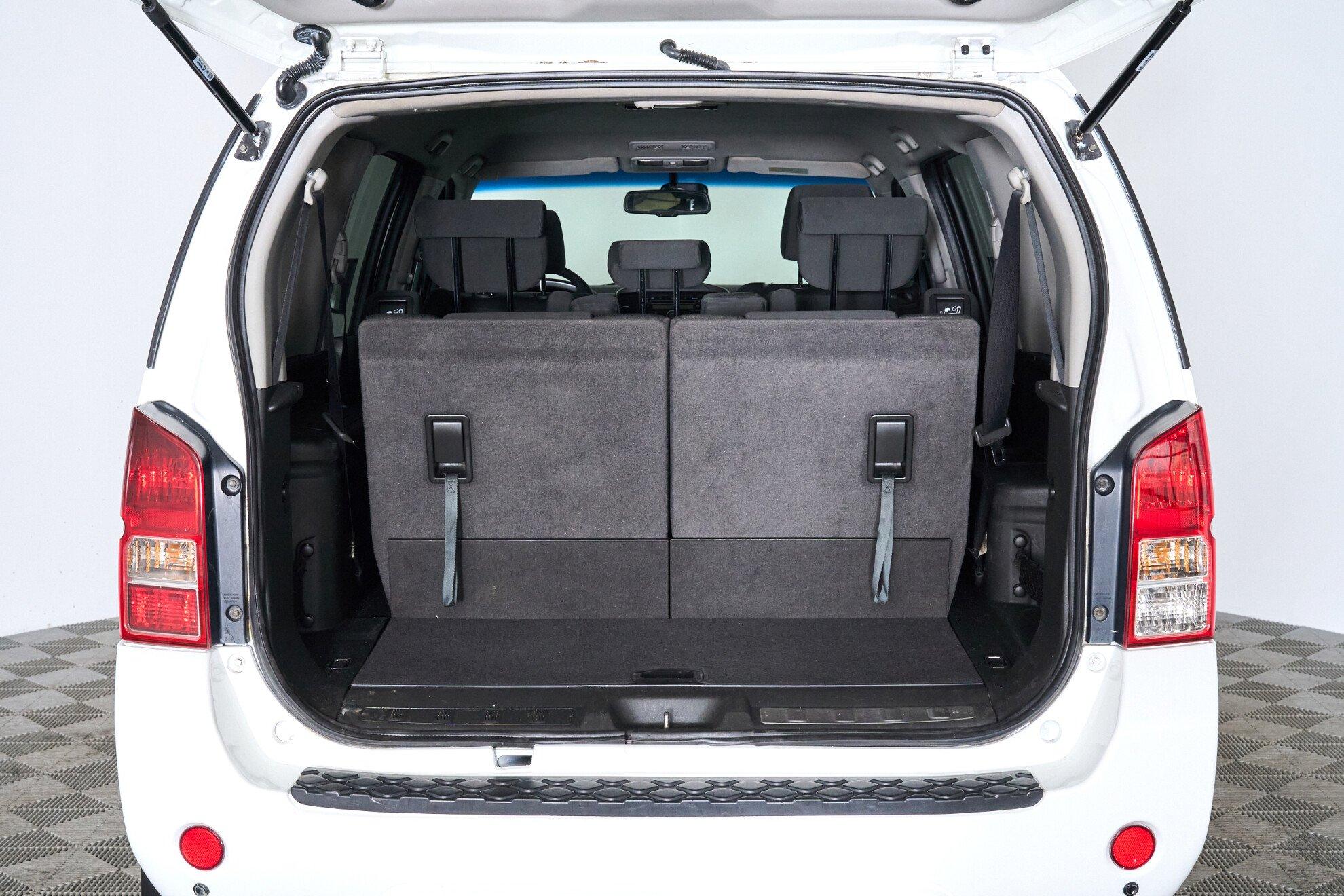 Nissan Pathfinder 2011, белый