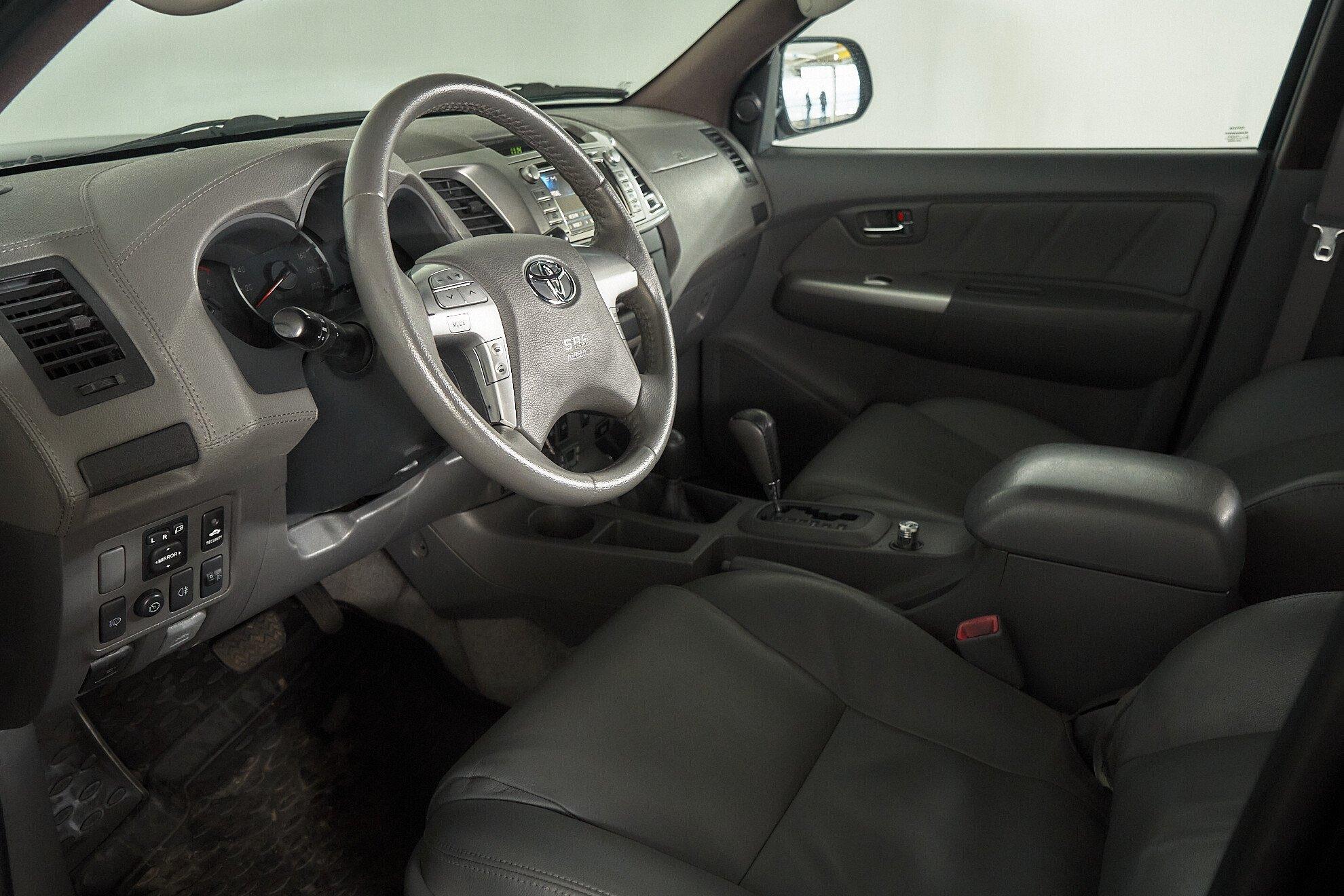 Toyota Hilux 2013, черный