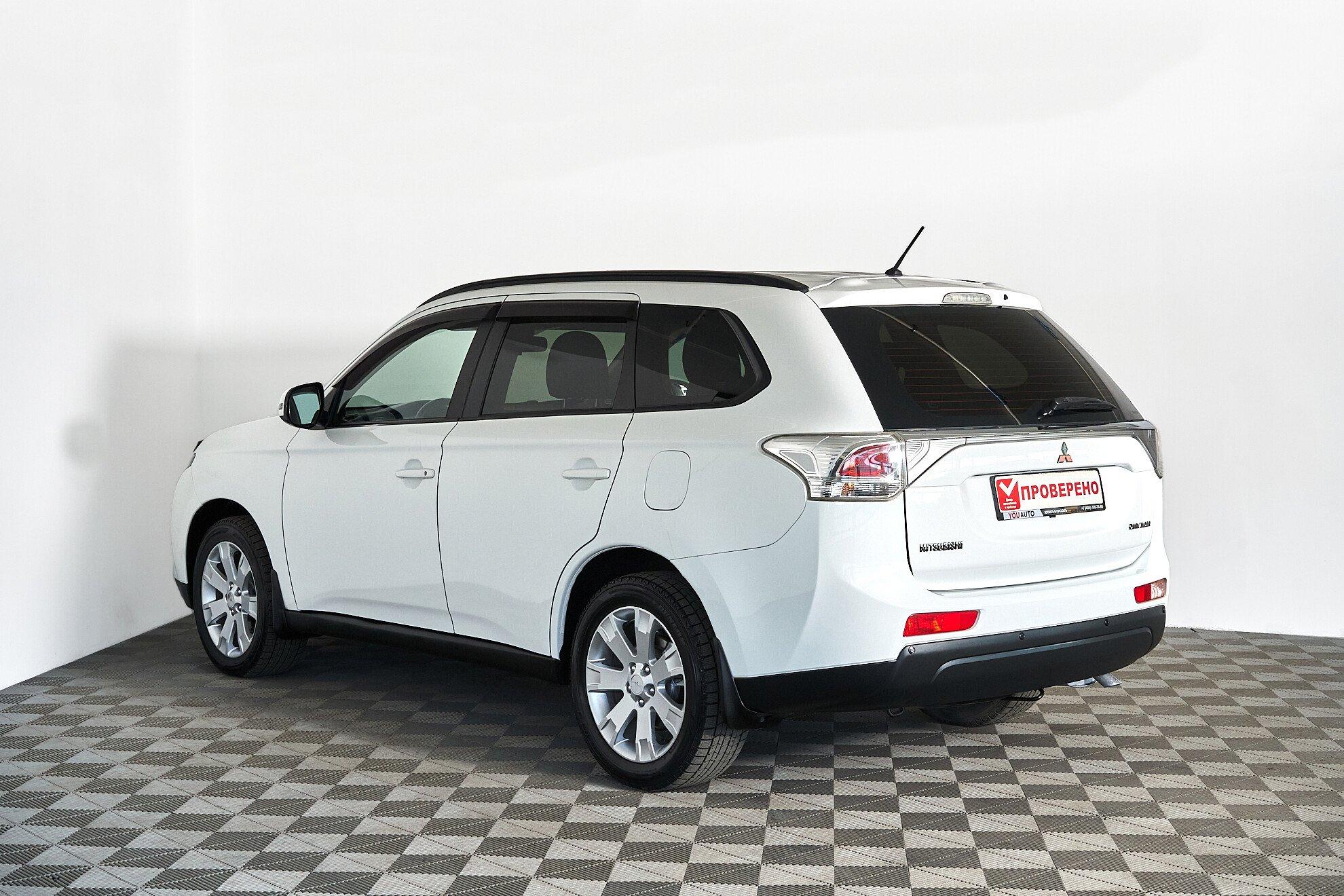Mitsubishi Outlander 2013, белый