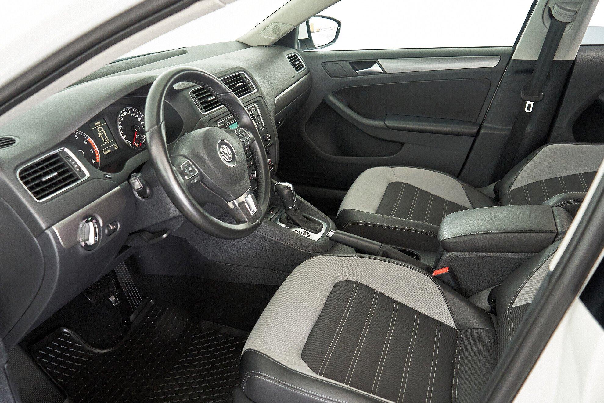 Volkswagen Jetta 2014, белый