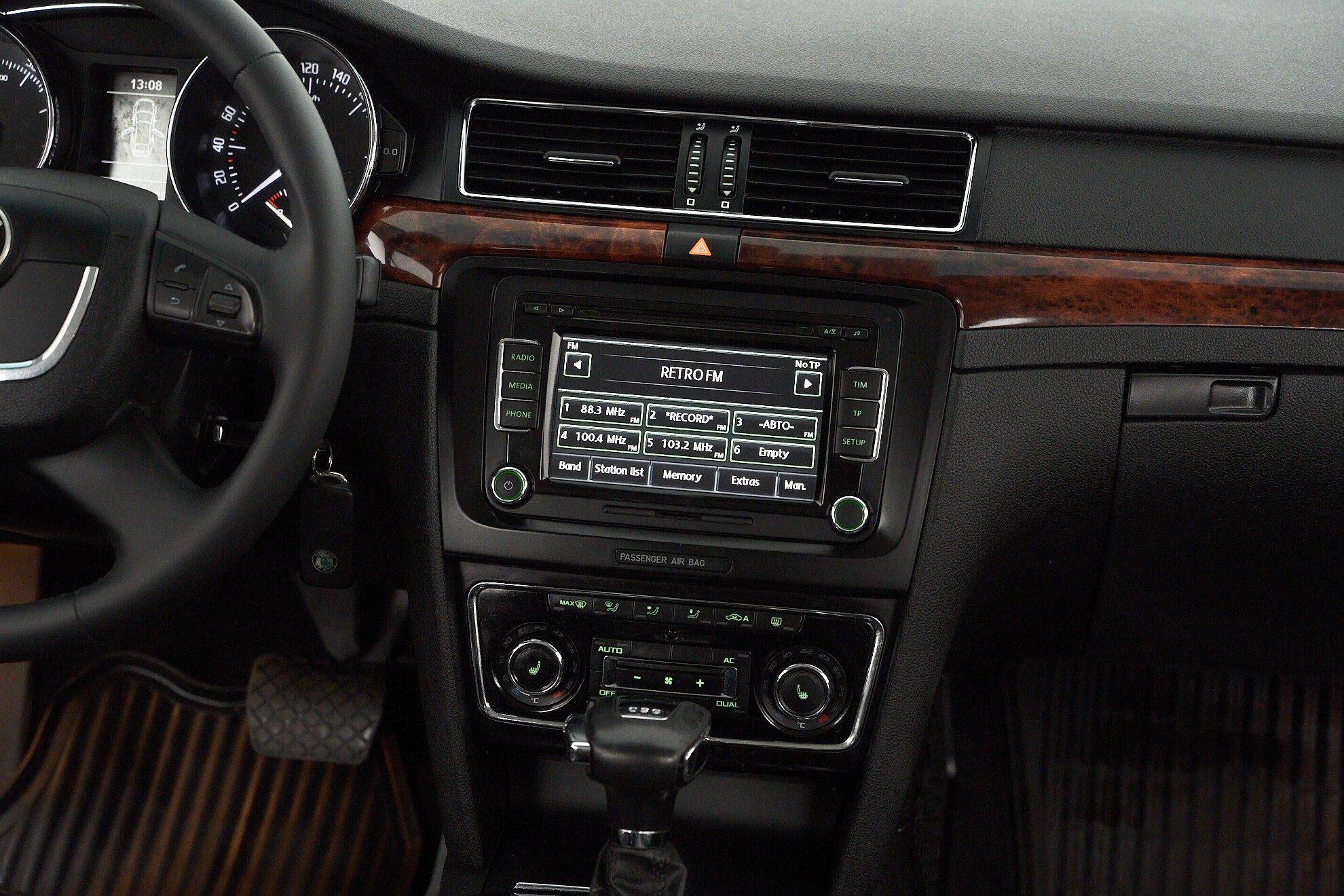 Skoda Superb 2011, коричневый