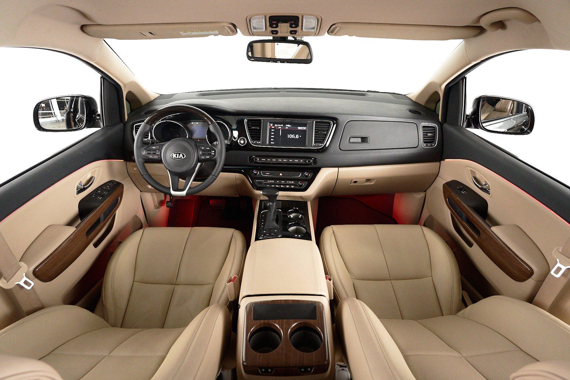 Kia Carnival 2016, черный
