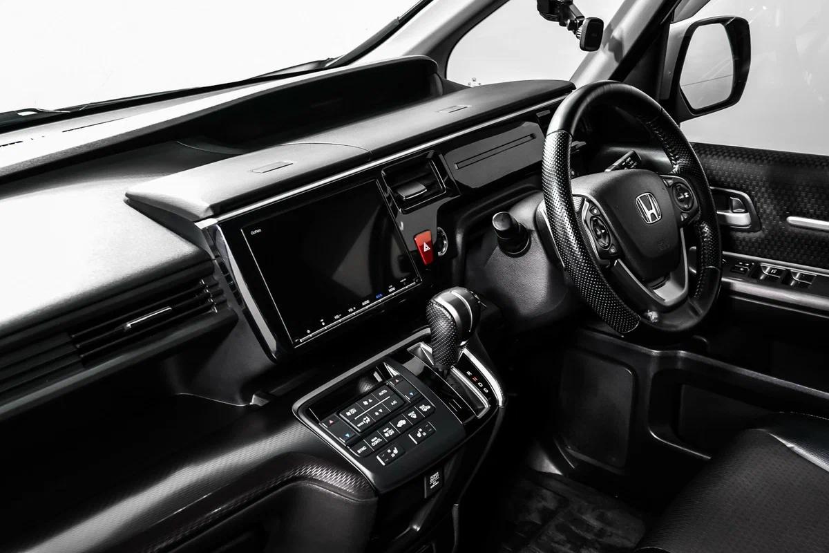 Honda Stepwgn 2022, белый