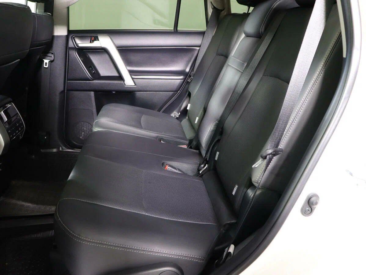 Toyota Land Cruiser Prado 2023, белый