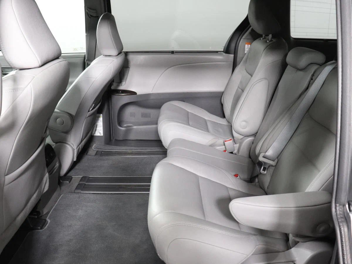 Toyota Sienna 2017, серебряный