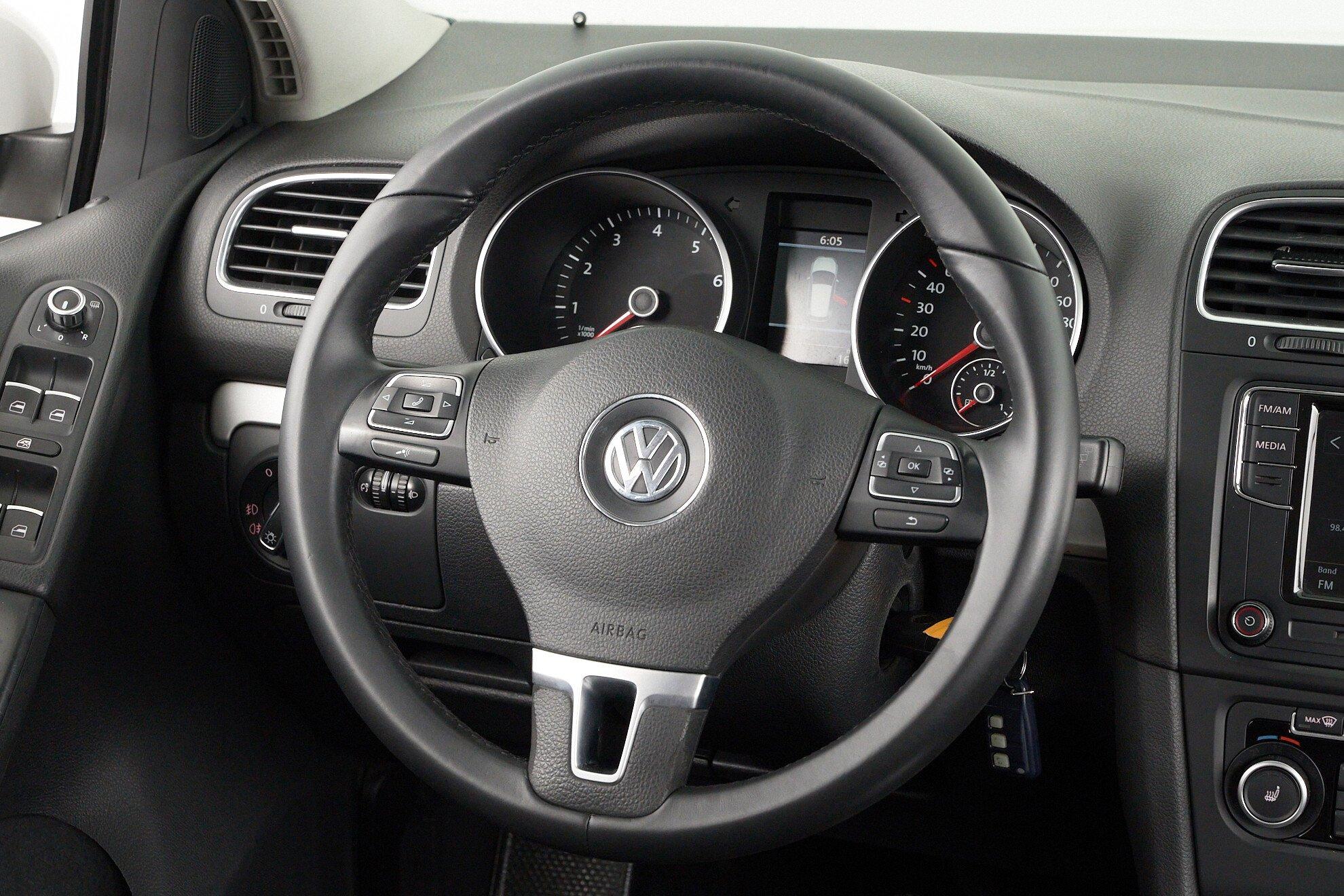 Volkswagen Golf 2012, белый