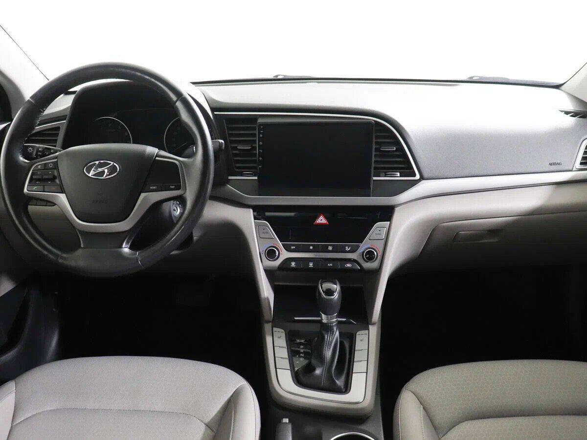 Hyundai Elantra 2018, белый