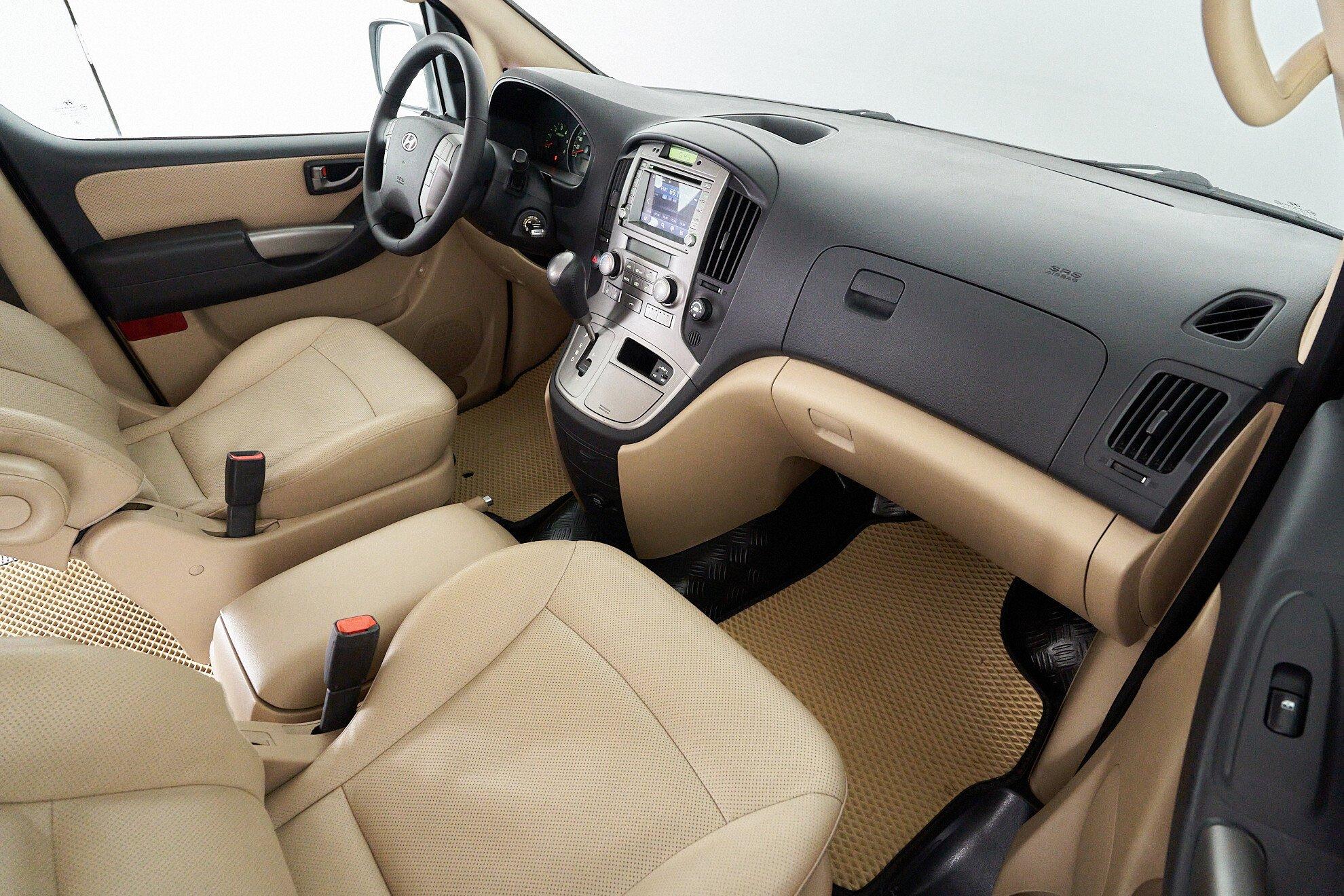 Hyundai Grand Starex 2013, серебряный