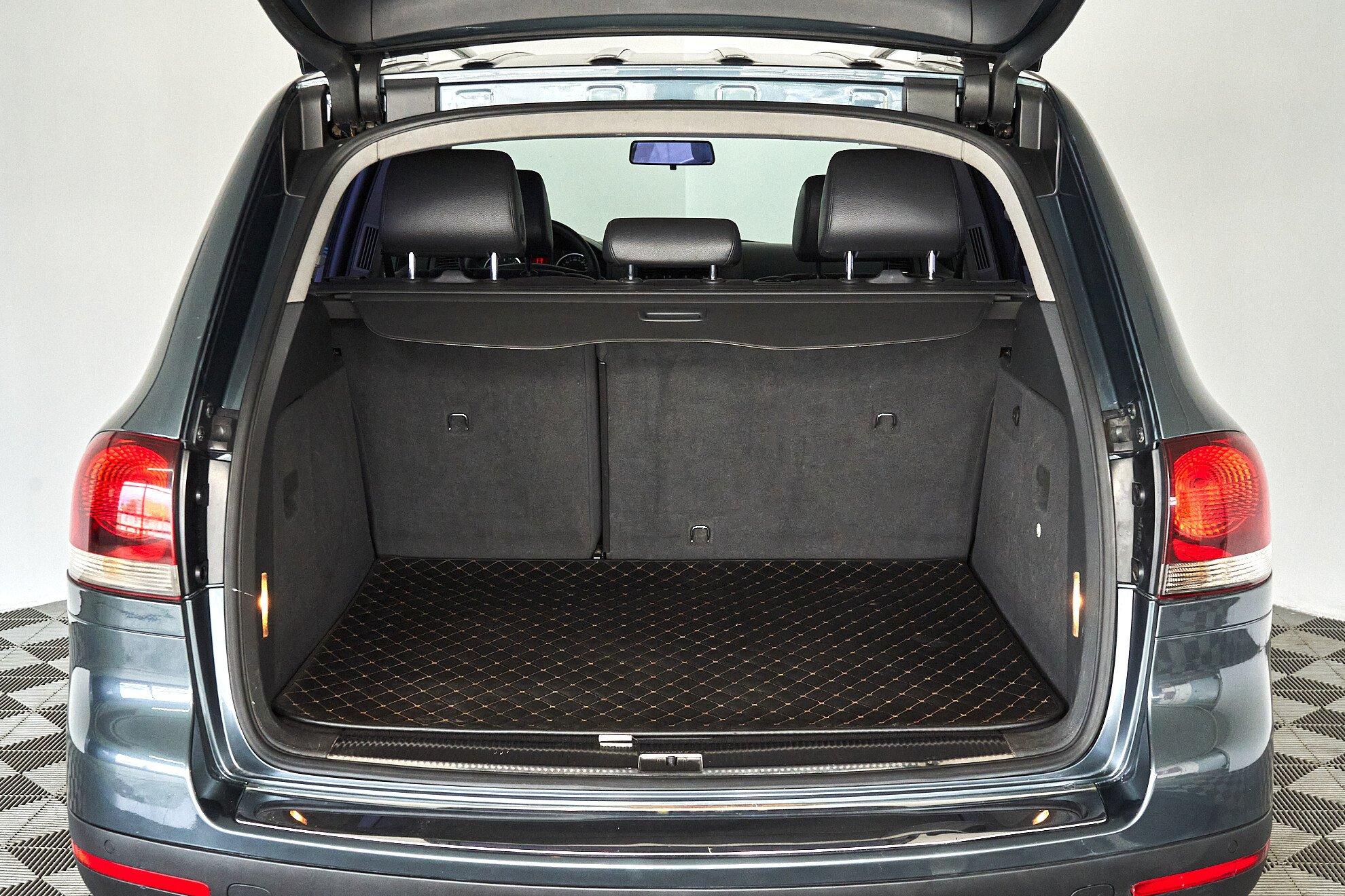 Volkswagen Touareg 2009, серый