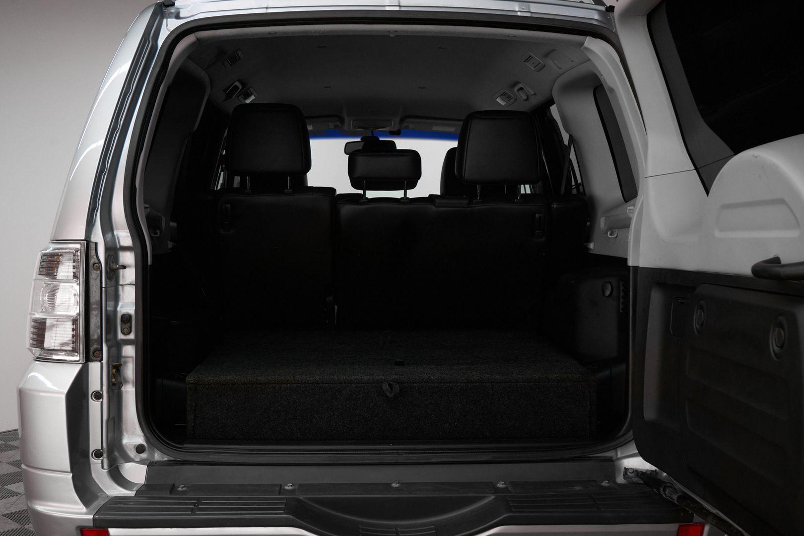 Mitsubishi Pajero 2011, серебряный