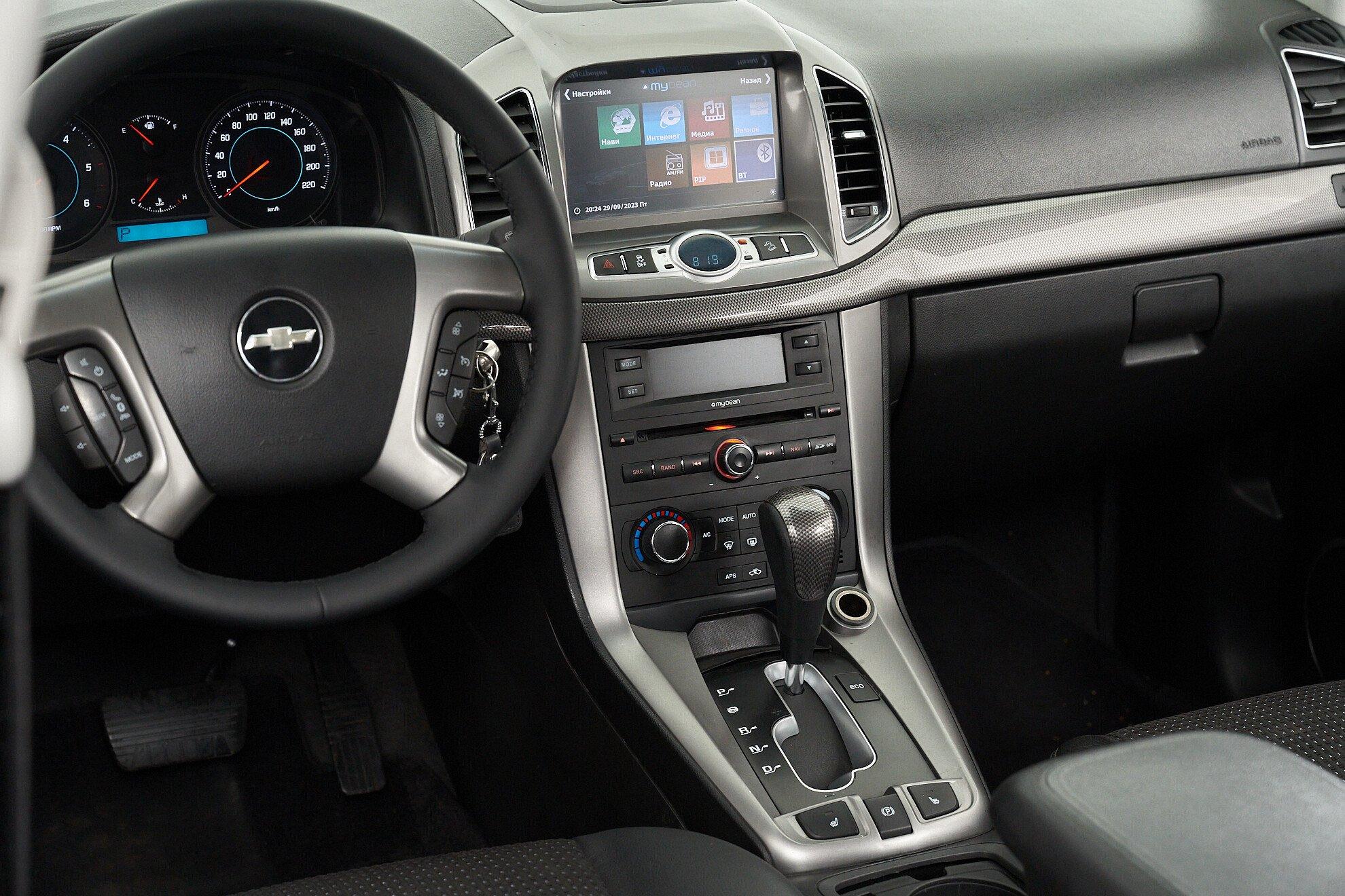 Chevrolet Captiva 2013, белый