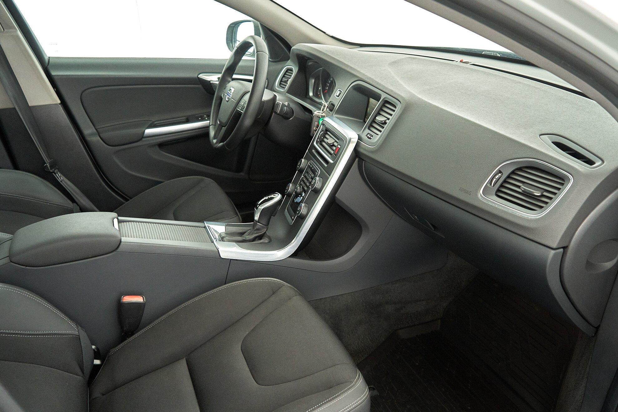 Volvo S60 2014, белый