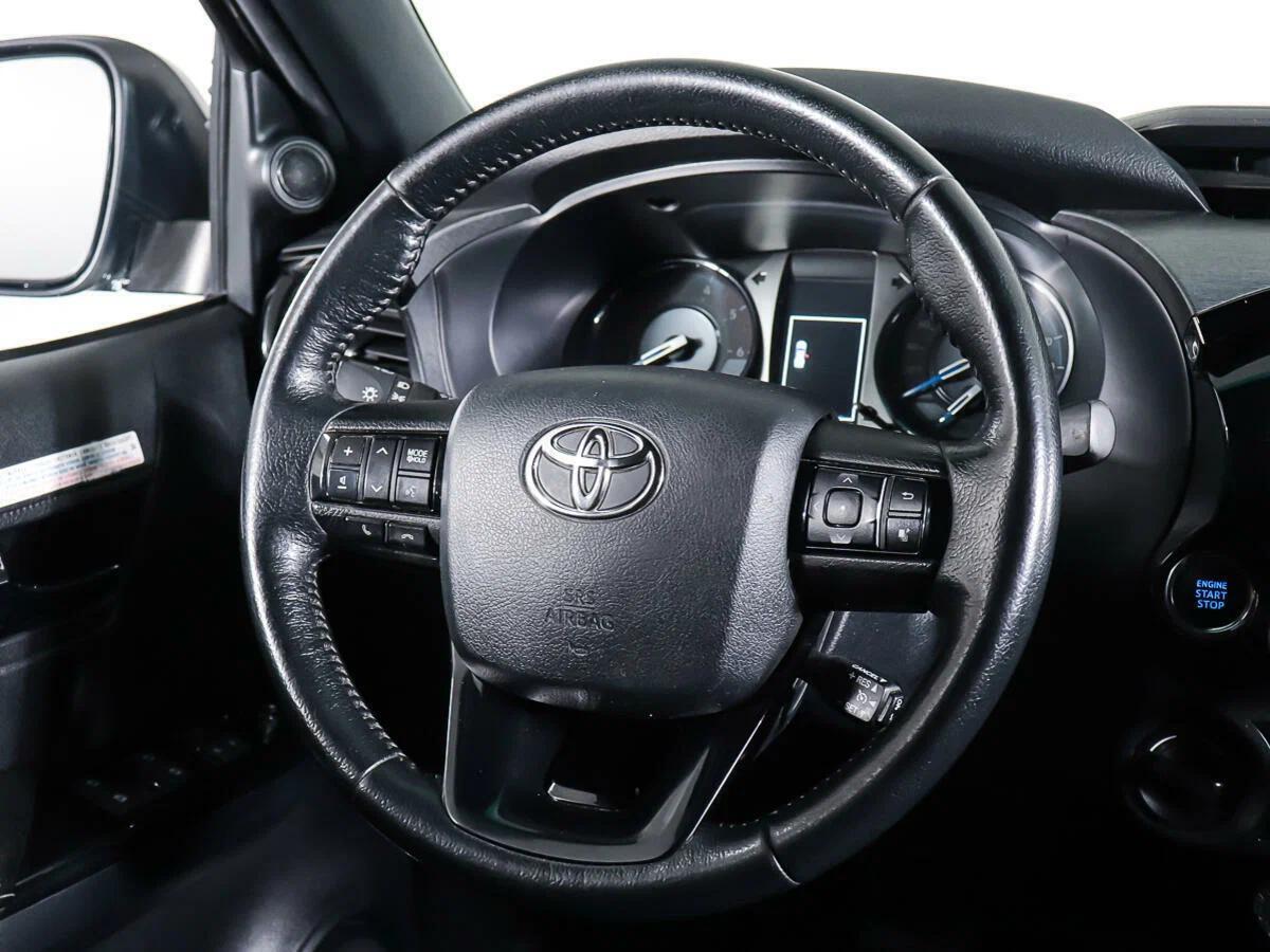 Toyota Hilux 2020, белый
