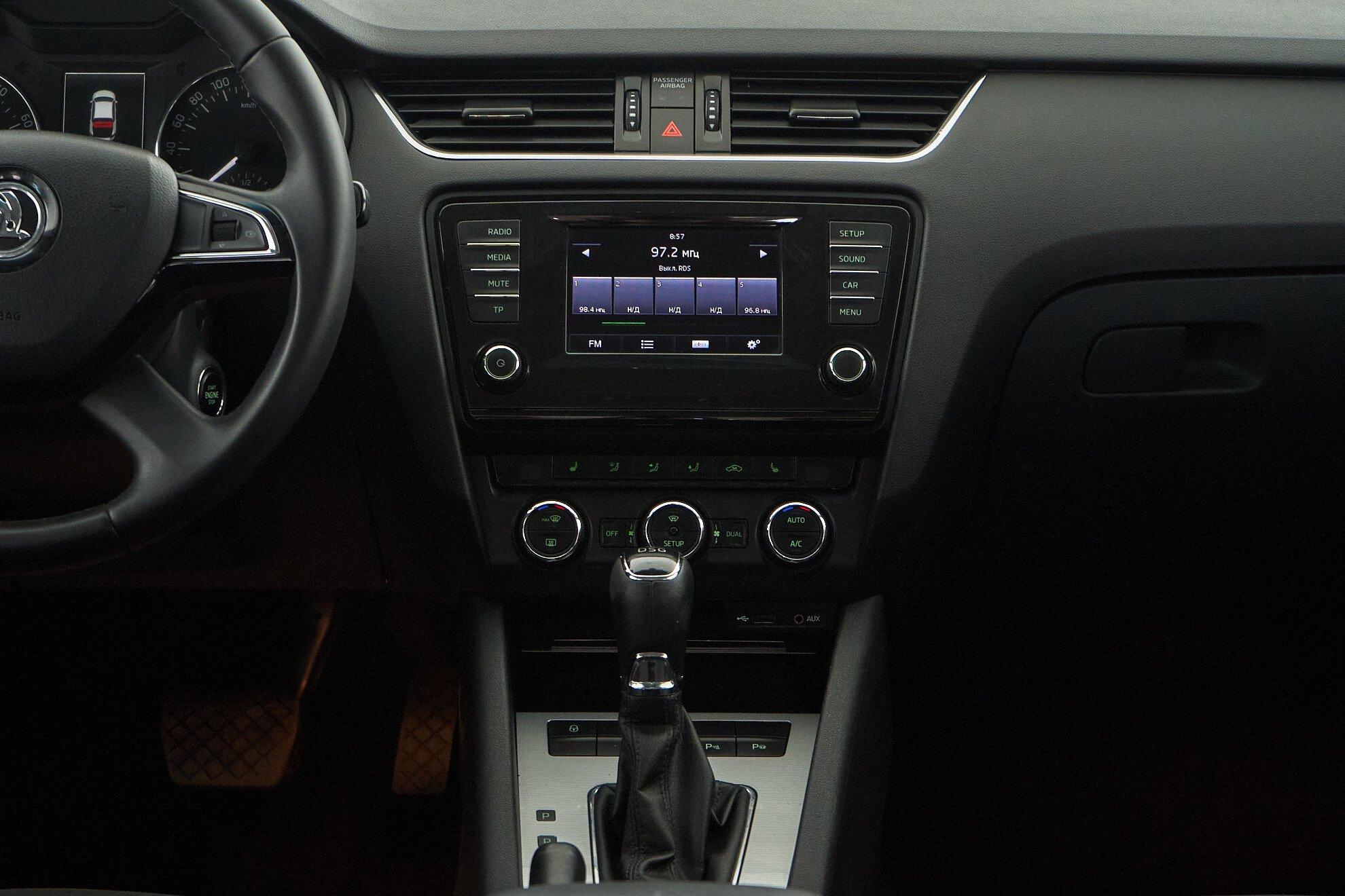 Skoda Octavia 2016, белый