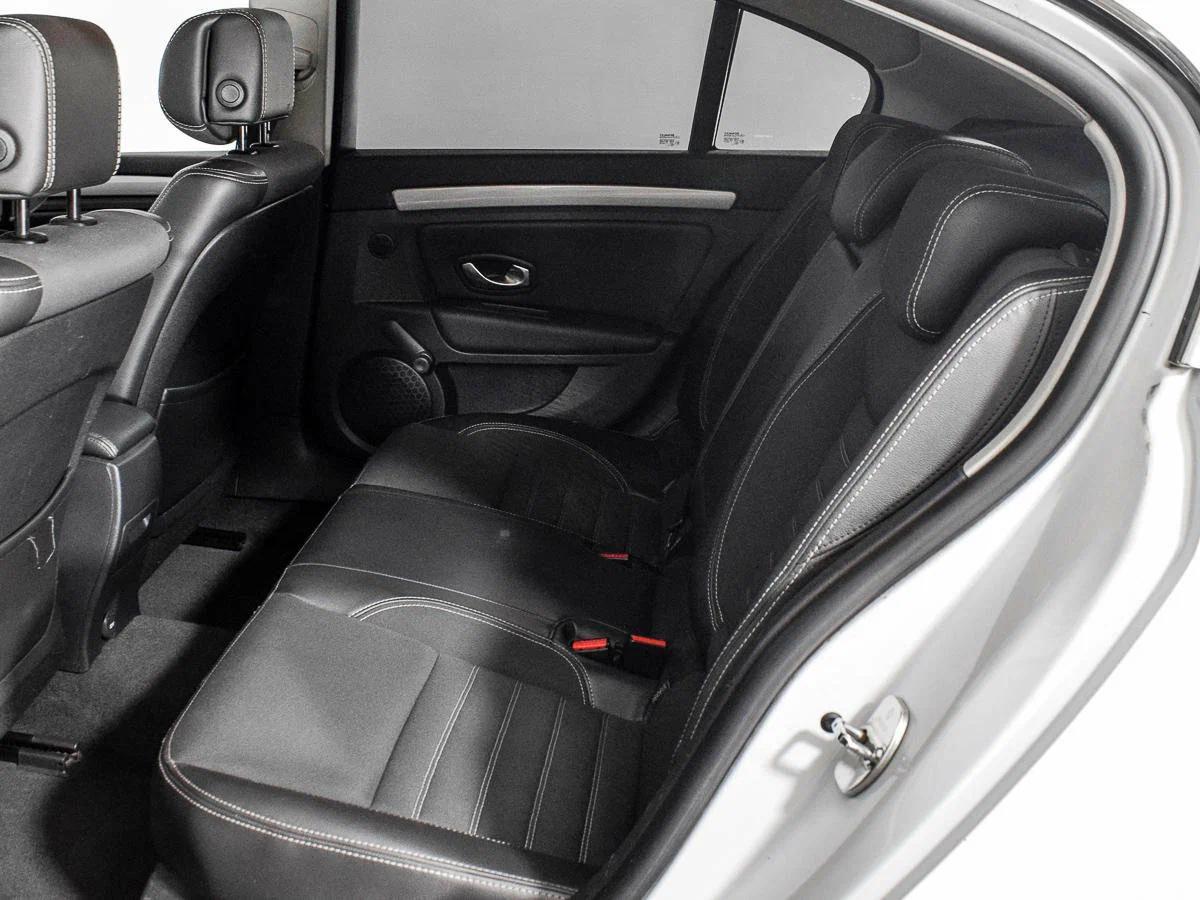 Renault Laguna 2012, белый