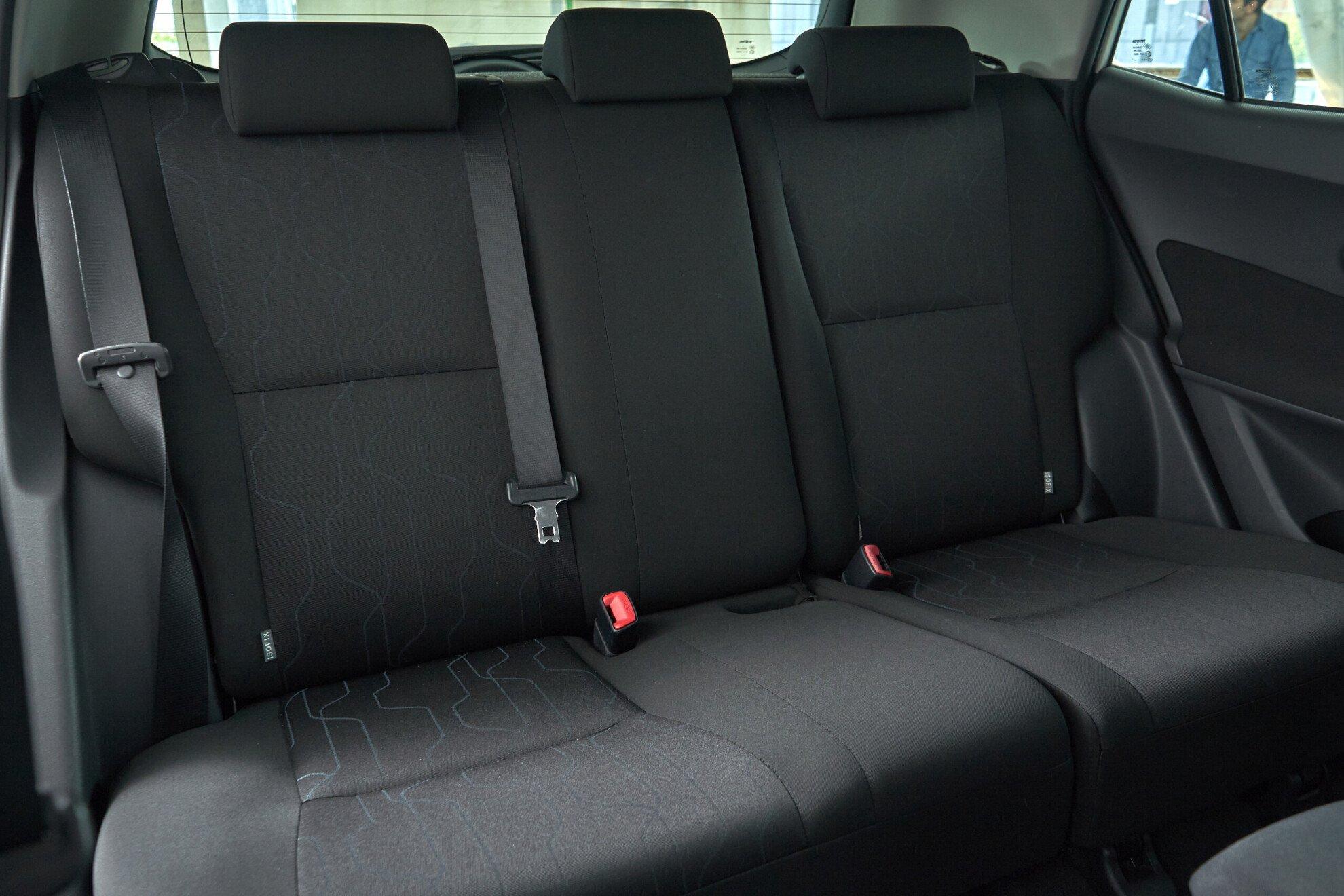 Toyota Auris 2011, белый