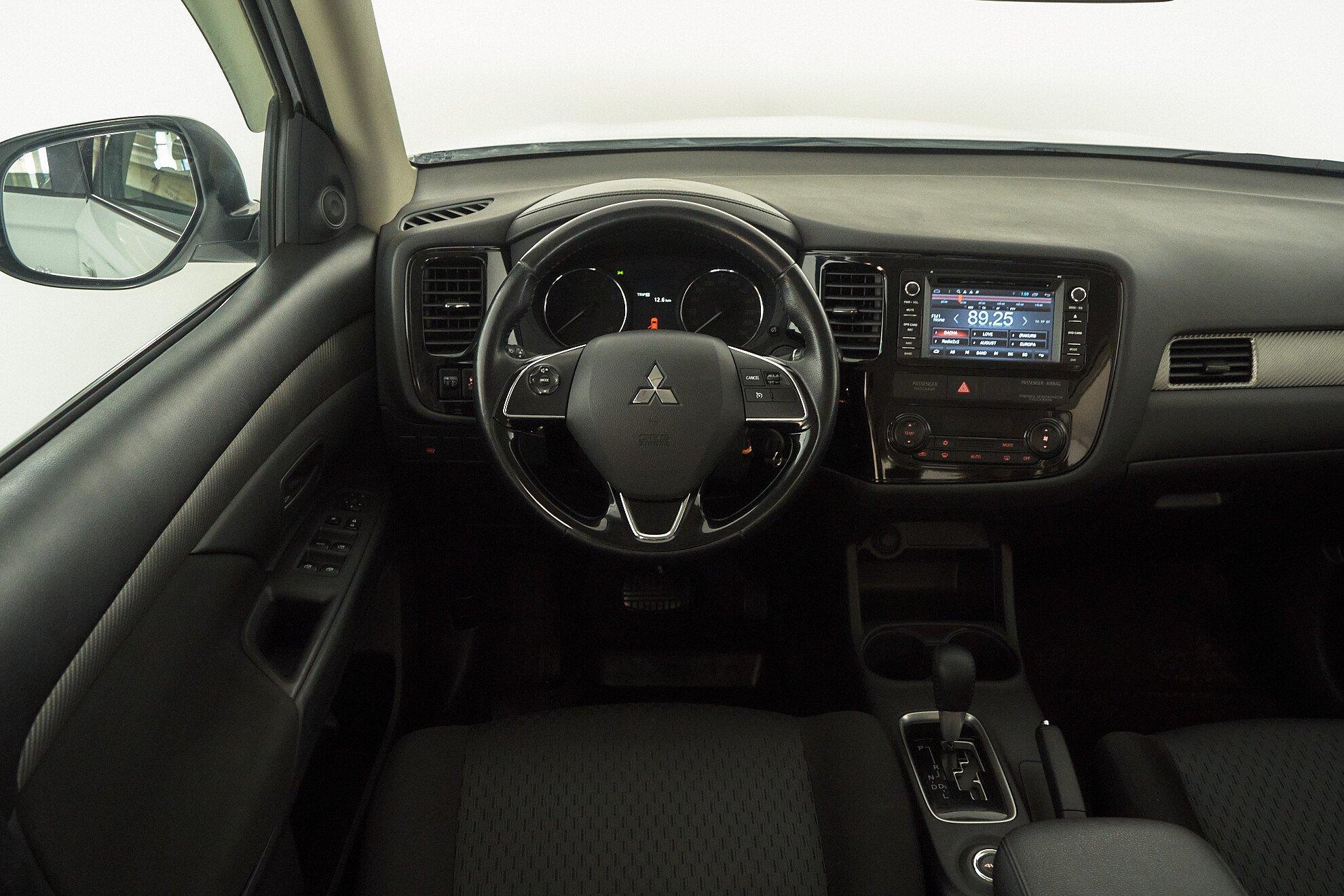 Mitsubishi Outlander 2017, белый