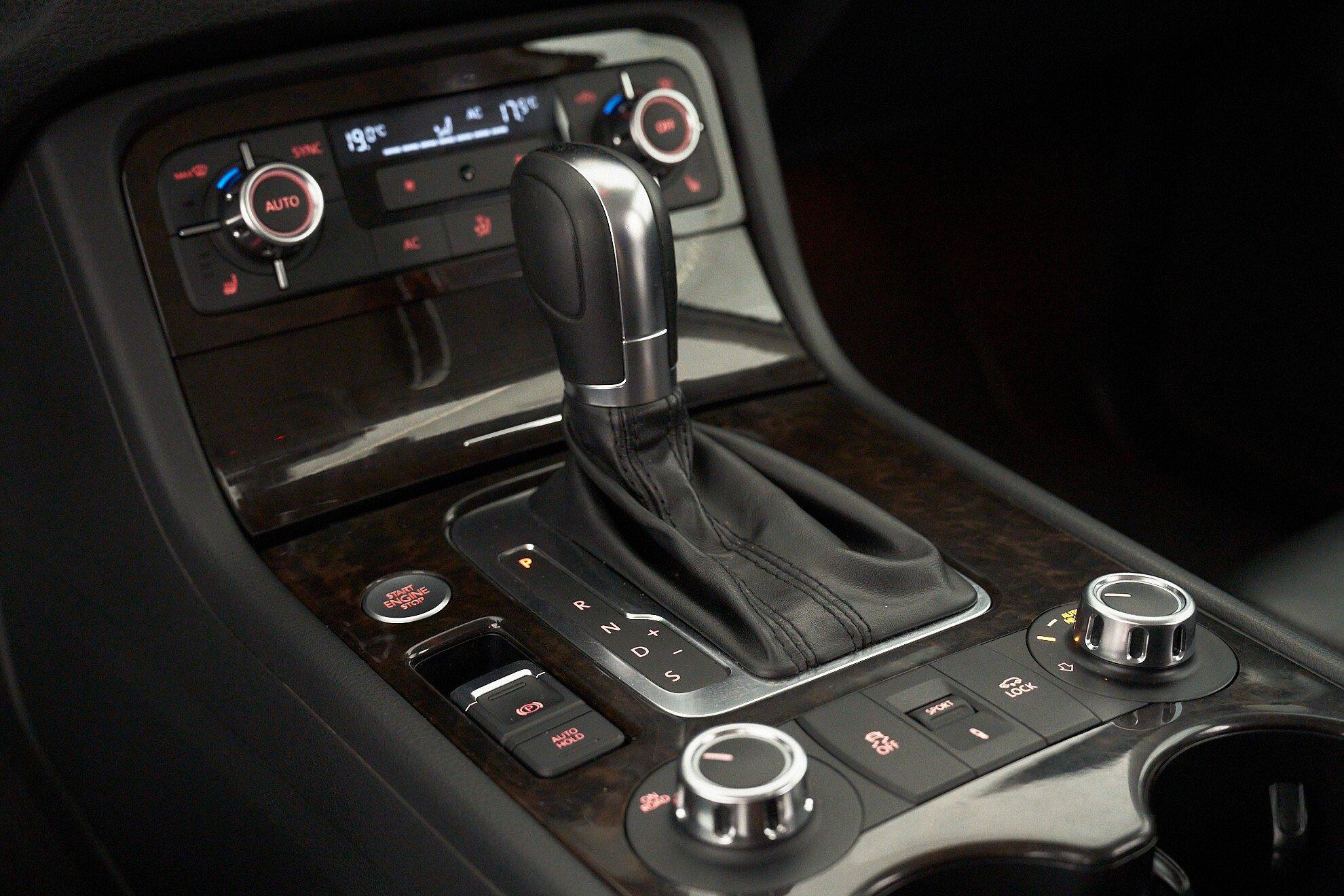 Volkswagen Touareg 2011, серебряный