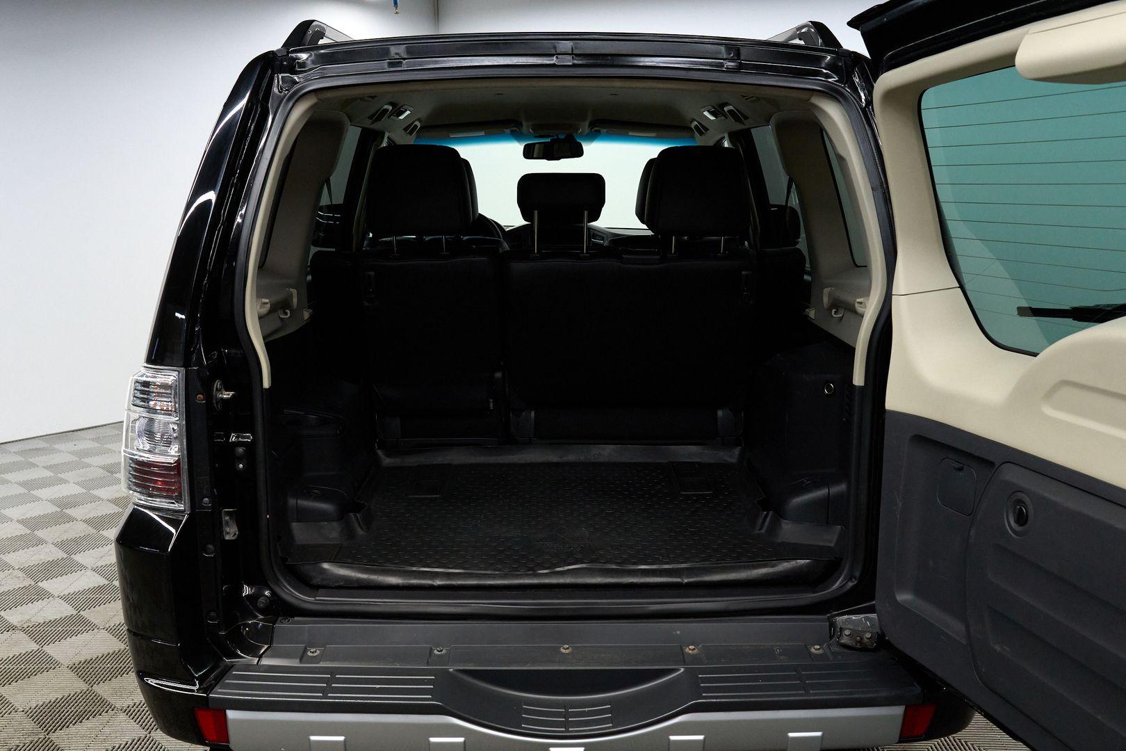 Mitsubishi Pajero 2012, черный