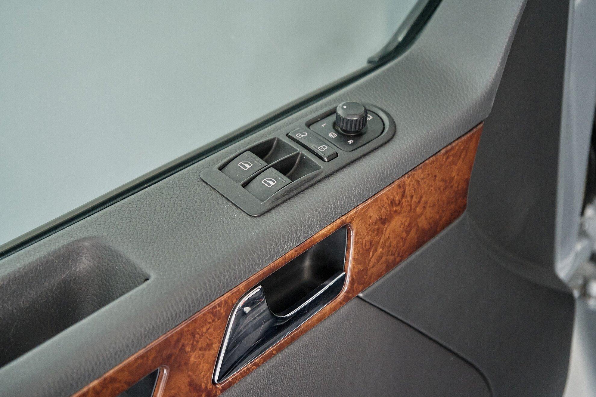 Volkswagen Multivan 2010, серебряный