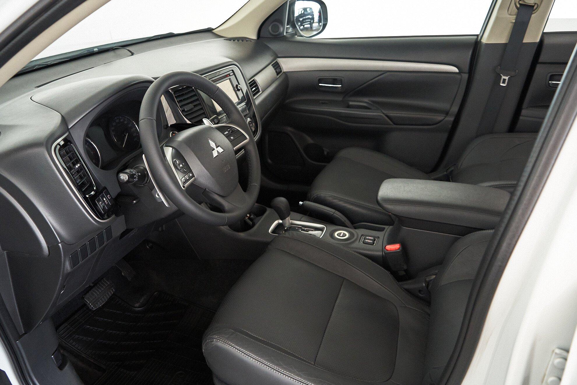 Mitsubishi Outlander 2014, белый