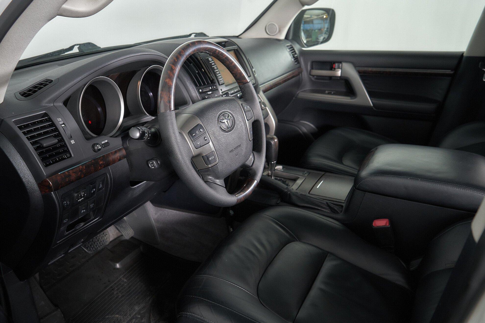 Toyota Land Cruiser 2011, белый