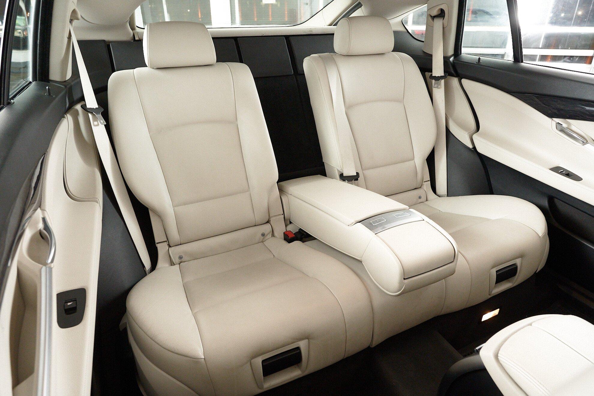 BMW 5 серии 2012, белый