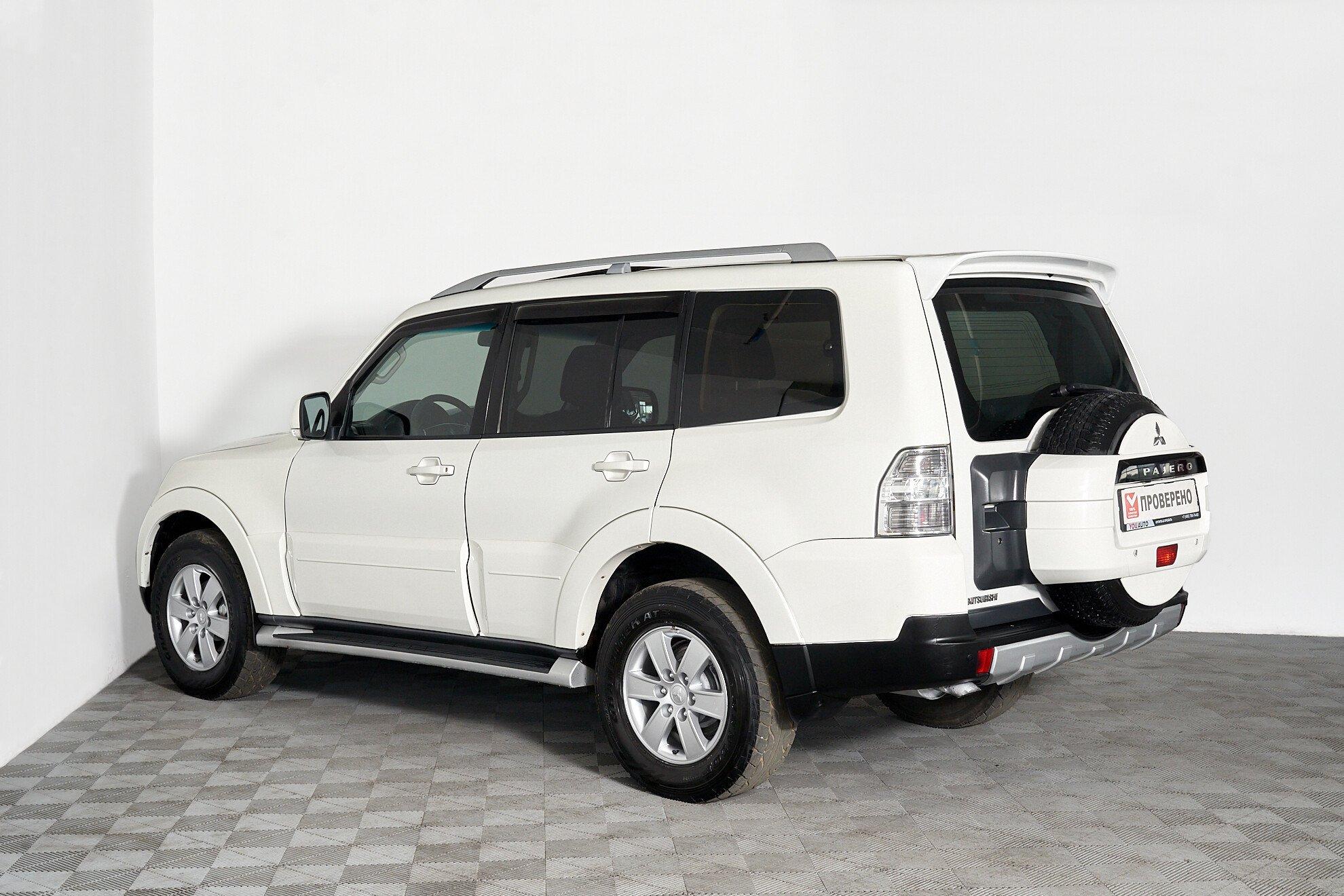 Mitsubishi Pajero 2008, белый