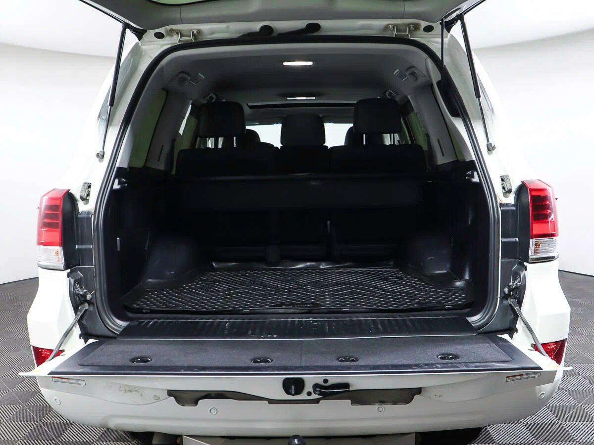Toyota Land Cruiser 2018, белый