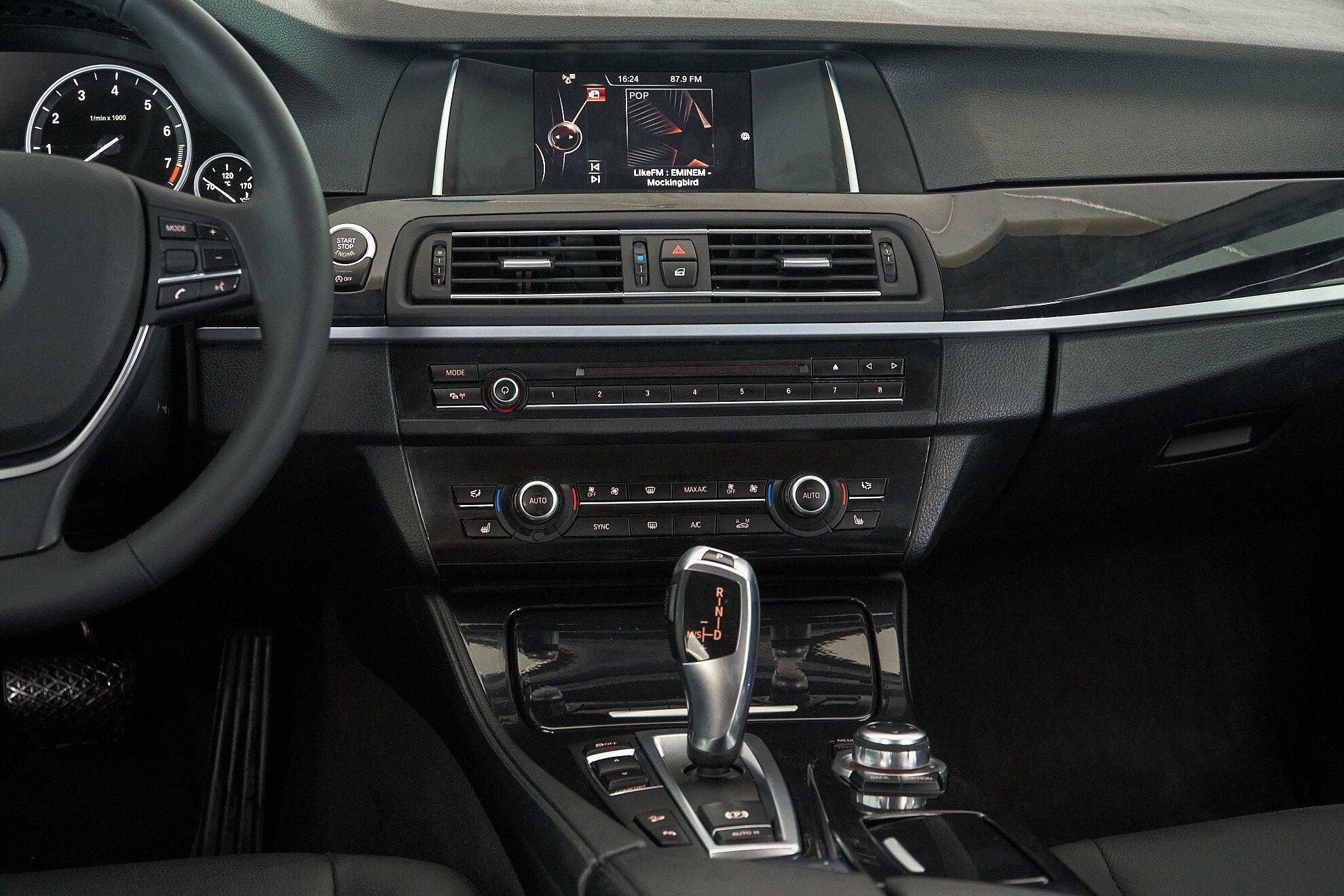 BMW 5 серии 2014, белый