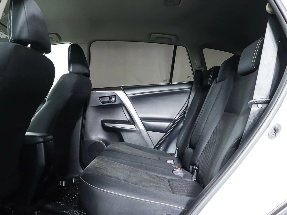 Toyota RAV4 2018, белый