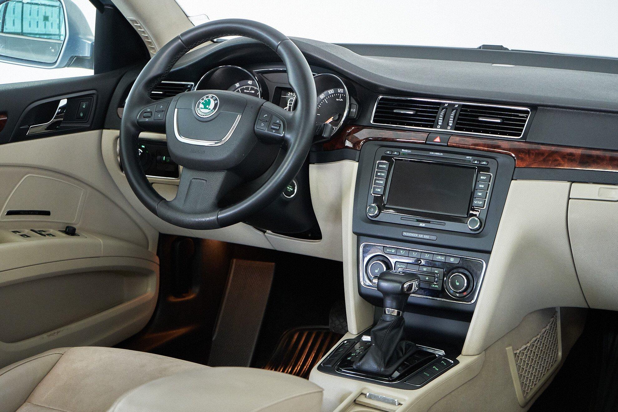 Skoda Superb 2011, голубой